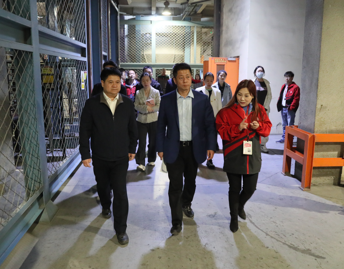 經(jīng)開區(qū)工委副書記、組織人事部部長(zhǎng)于淼一行蒞臨美巢參觀督導(dǎo)